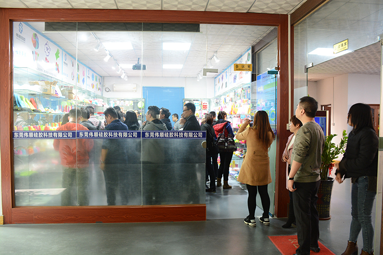 香港禮品協(xié)會(huì)成員單位近30人考察偉順硅膠，2019年訂單不斷